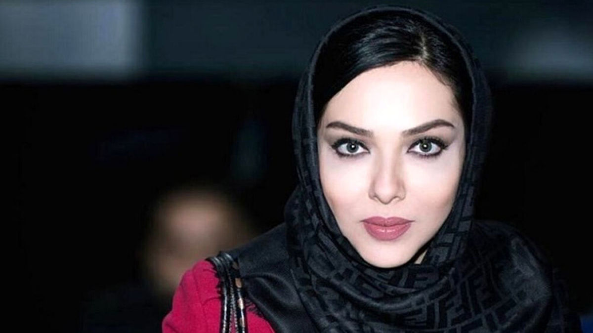 هم خوانی لیلا اوتادی بازیگر سینما در کنسرت فرزاد فرزین/ ویدئو