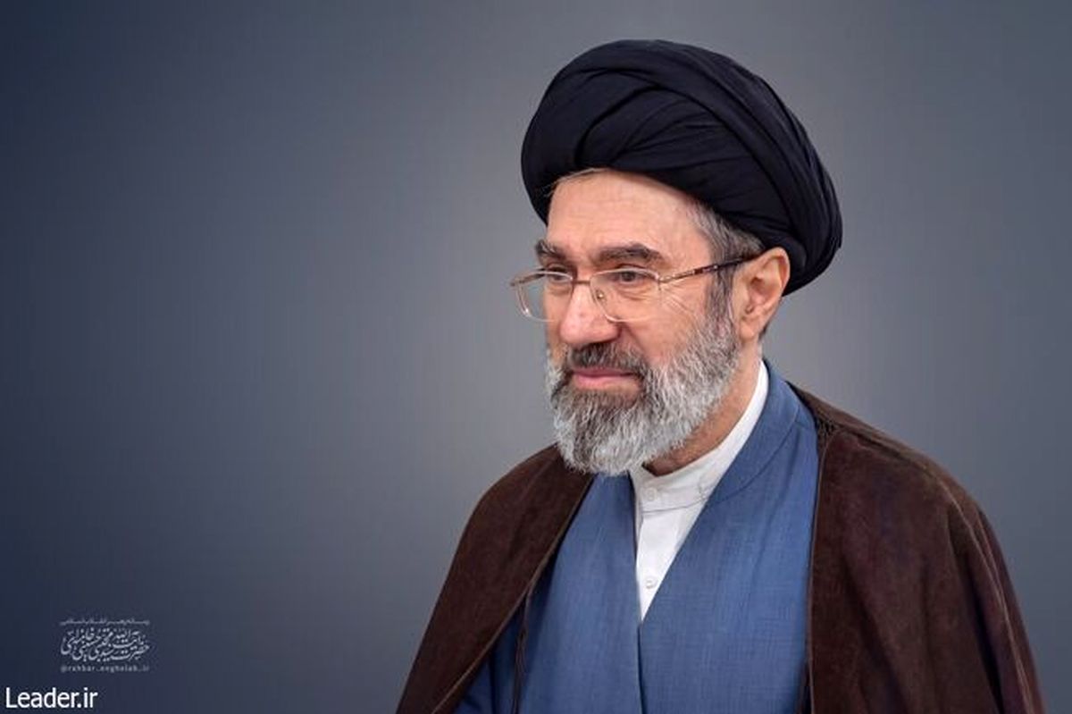  پیام رهبر انقلاب به مناسبت روز پاسداشت زبان فارسی و بزرگداشت حکیم ابوالقاسم فردوسی/ مفاهیم انسان‌ساز، سلحشورانه و قرآنیِ شاهنامه، همه‌ اقوام و اقشار ایران را در حفظ هویت، اصالت و استقلال خود و مبارزه با «ضحّاک‌وَشانِ» متجاوز، همدل و همراه و همساز می کند