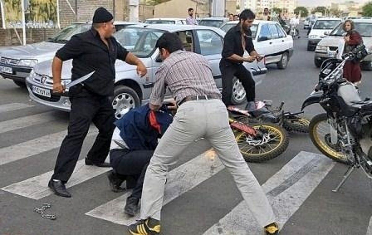 ویدئویی عجیب از حمله اراذل و‌ اوباش به چند نفر در یک‌ ساختمان 