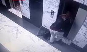  سقوط وحشتناک کودک بازیگوش در چاه آسانسور/ ویدئو