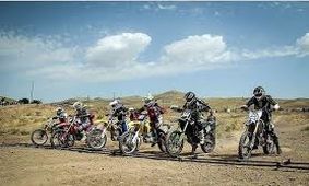 ویدیویی از عدم کنترل و تصادف موتور سوار