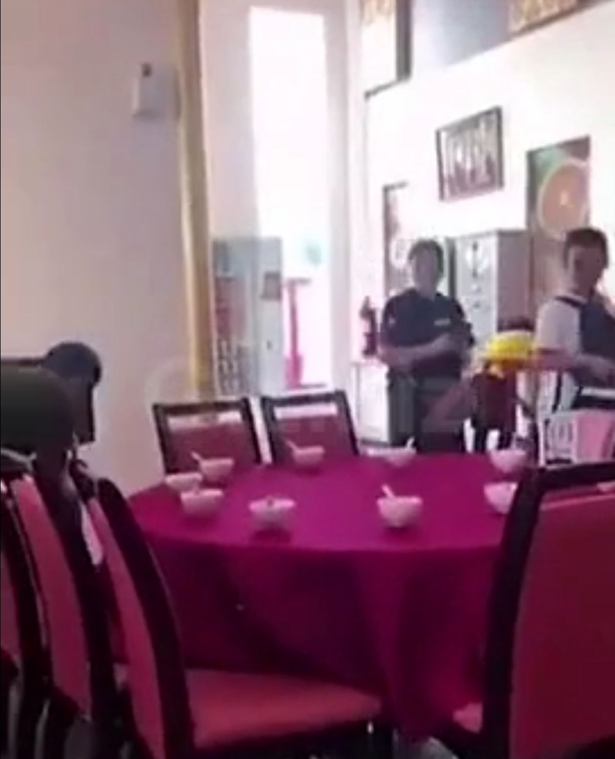 کارکنان این رستوران، گارسون‌های معمولی نیستند!