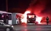 خروج اجباری مسافران پس از آتش‌زدن دو اتوبوس شرکت واحد در مشهد/ ویدئو