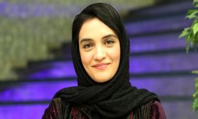 عکس/واکنش میترا حجار به چسباندن پوسترهای فیلمش به کف خیایان