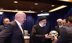 یک پیراهن برای روحانی، یک توپ برای رئیسی و مشتی وعده برای زنان/ روایتی از دیدار رئیس فیفا و روسای جمهور ایران

