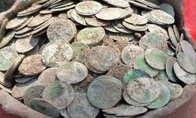 کوزه ای با ۵ هزار سکه از دل جنگل بیرون آمد!