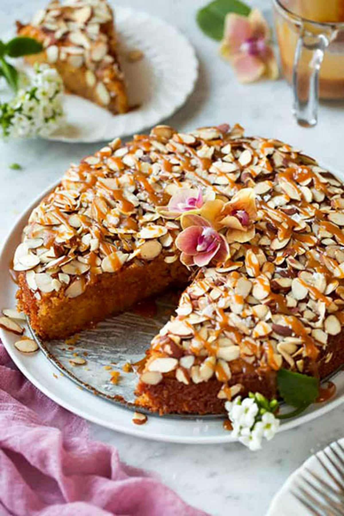 طرز تهیه کیک بادام با سس کارامل
