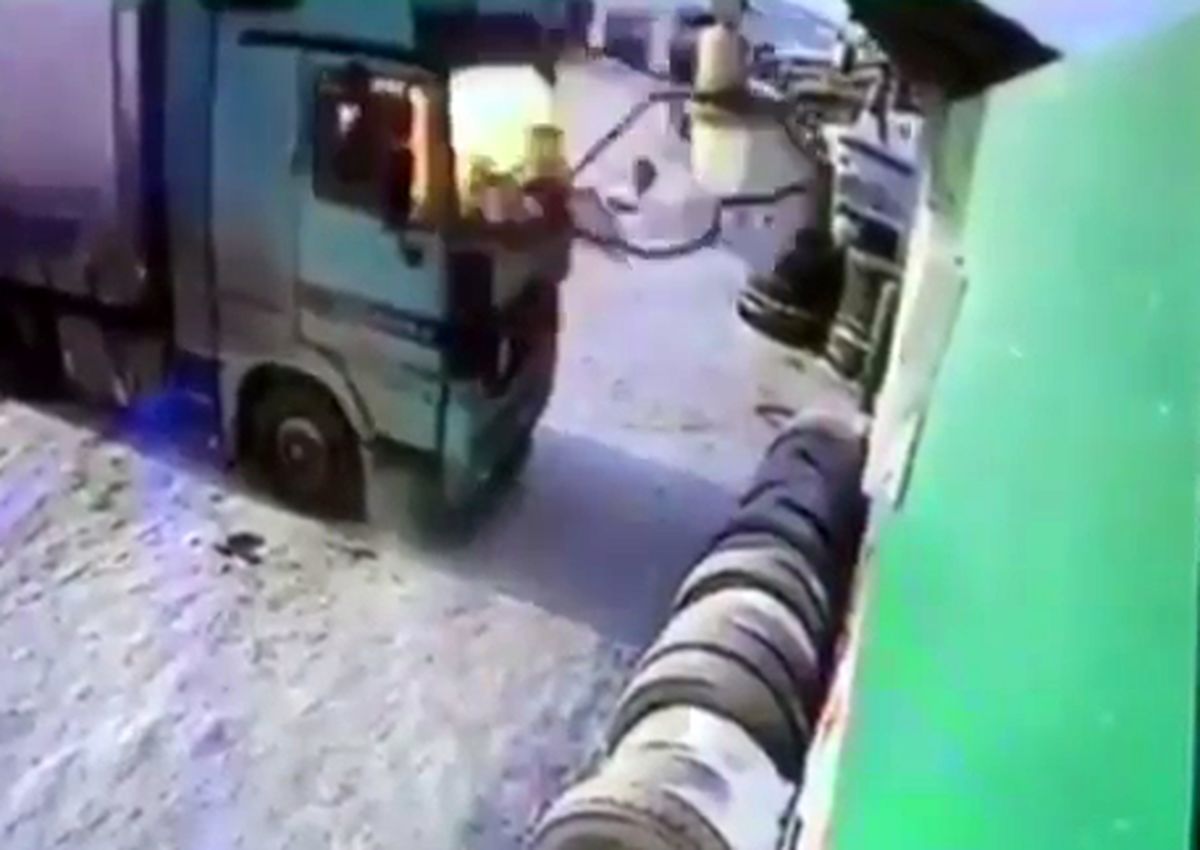 لحظه انفجار هولناک کپسول گاز در داخل اتاق تریلی+فیلم