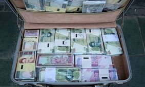 کمبود نقدینگی در بانک‌ها و رونق دلالان اسکناس در فردوسی/ فروش بسته‌های ۵۰ هزار تومانی به قیمت ۹ میلیون تومان!