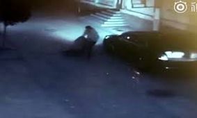 فیلم وحشتناک از حمله مرد شیطان صفت به زن جوان در تاریکی شب