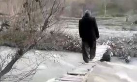 عبور از پل خطرناک برای رفتن به مدرسه/فیلم