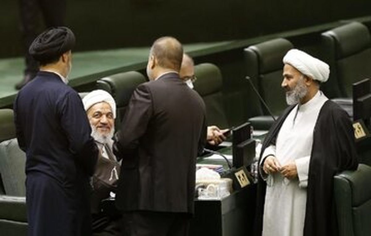 انتقاد یک روزنامه اصولگرا از تلاش نمایندگان برای استیضاح برخی از وزرا/ مخالفان سرسخت دولت ۷۰ نفر هم نیستند

