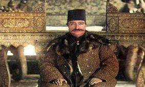سلفی گرفتن ناصرالدین شاه در آسانسور؛ شیرین‌کاری جدید هوش مصنوعی/ ویدئو