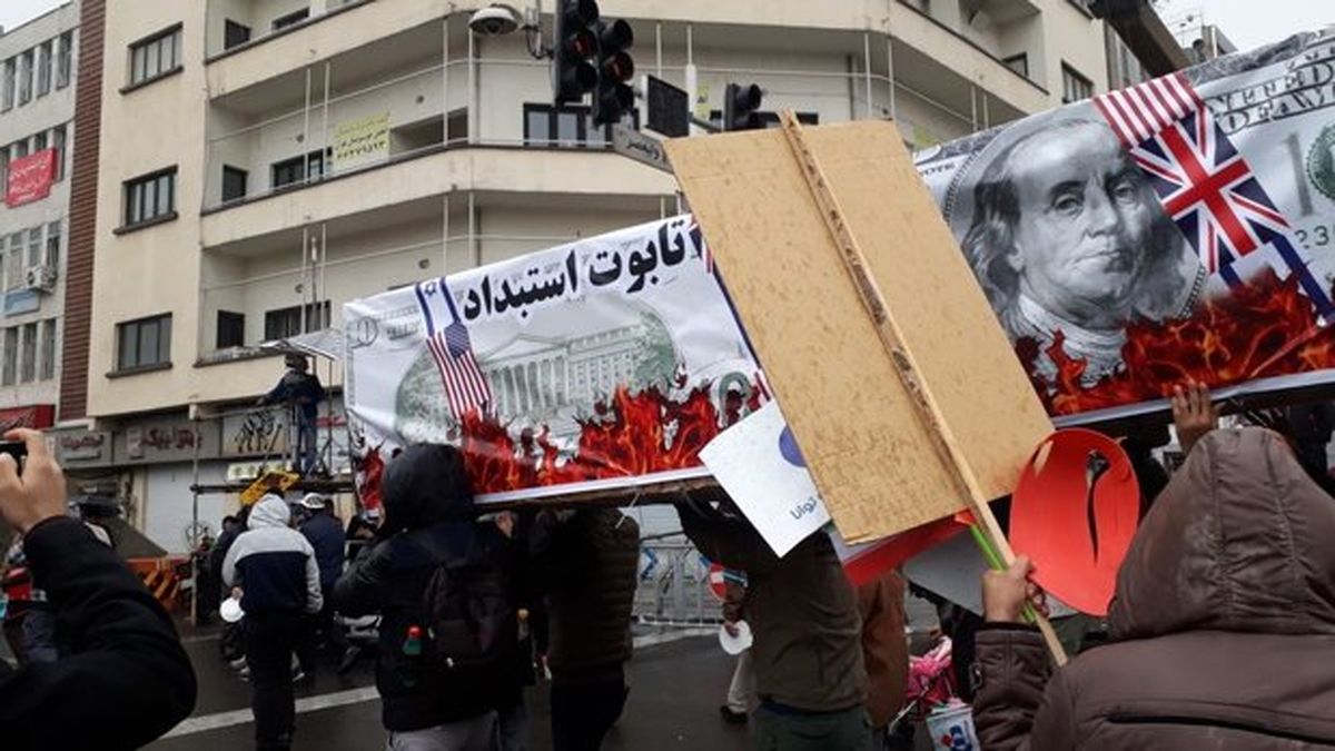 «تابوت استبداد» در دست راهپیمایان تهرانی