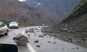 ریزش کوه در محور سرچم؛ جاده بازگشایی شد