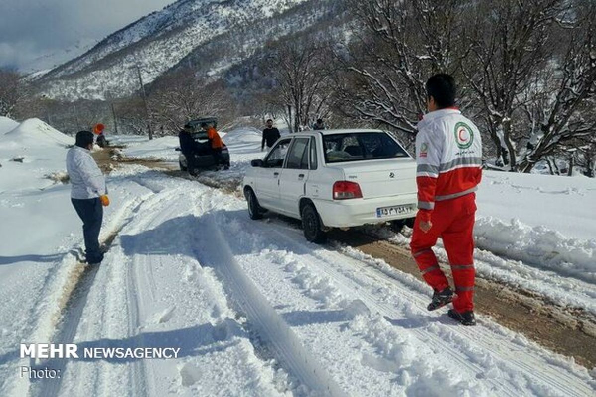رهاسازی ۱۲ خودرو گرفتار در برف و کولاک پلدختر