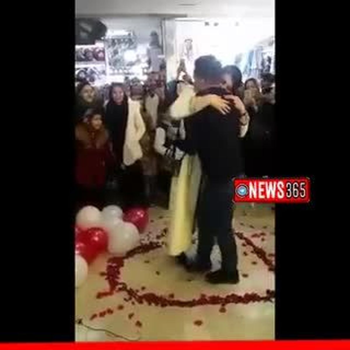 فیلم لحظه دستگیری دختر و پسر اراکی که در وسط پاساژ از هم خواستگاری کردند