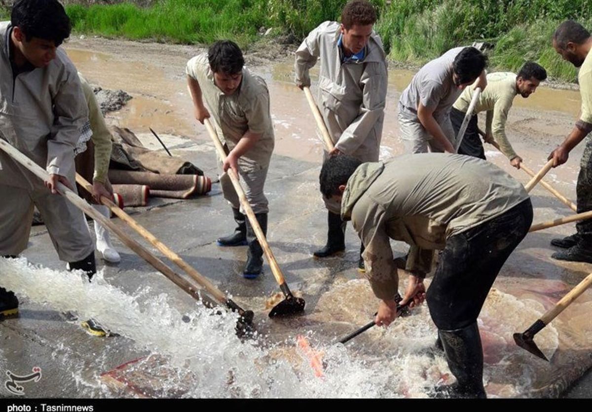 فرش‌شویی جهادی اعضای موکب شهدای کرمانشاه در لرستان + تصاویر