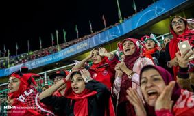 تندیس چشم طلا در دستان دختر ایرانی