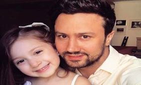 وقتی شاهرخ استخری دستهای یخ زده دخترش را گرم می کند+ویدئو