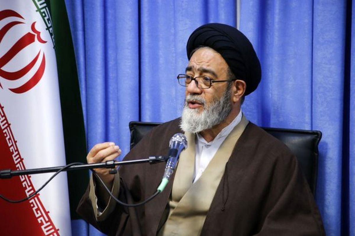 امام جمعه تبریز : ارتش در جامعه محبوب است/ هیچ‌وقت ارتش را فراموش نمی‌کنم
