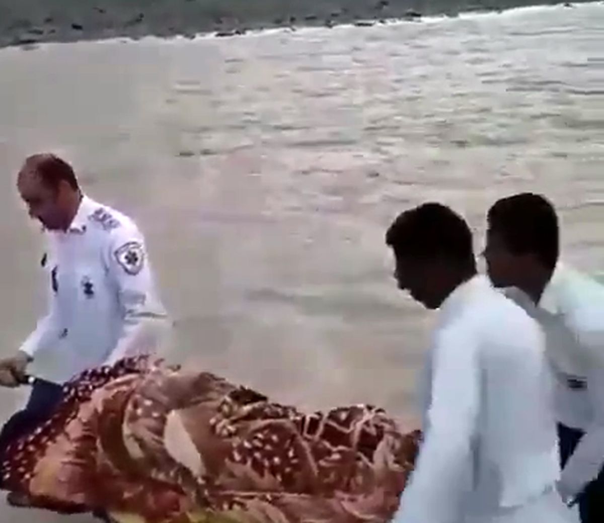 اقدام خطرناک در عبور دادن زن باردار از رودخانه نيكشهر