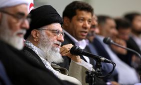 اشک و بغض رهبر انقلاب در واکنش به شعری درباره شهدای افغانستانی مدافع حرم