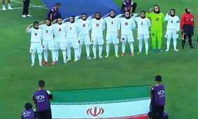سلام نظامی بانوان فوتبالیست ایران قبل از شروع دیدار مقابل اردن/ ویدئو