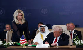 ترامپ توافقنامه موسوم به صلح غزه را امضا کرد/ تمجید رئیس جمهور آمریکا از رهبران قطر، ترکیه و مصر 