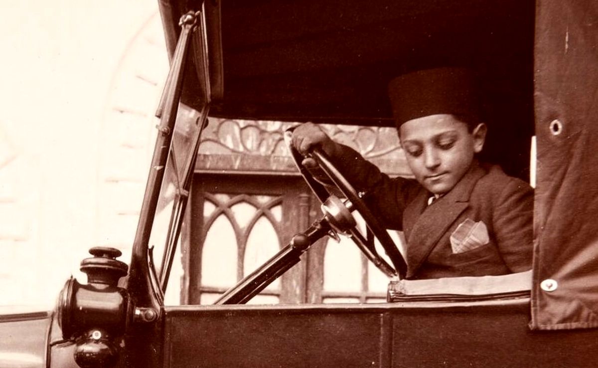 سفر به تاریخ؛ کودکان اشراف‌زادۀ قاجاری کنار سگ‌هایشان؛ یک قرن قبل 