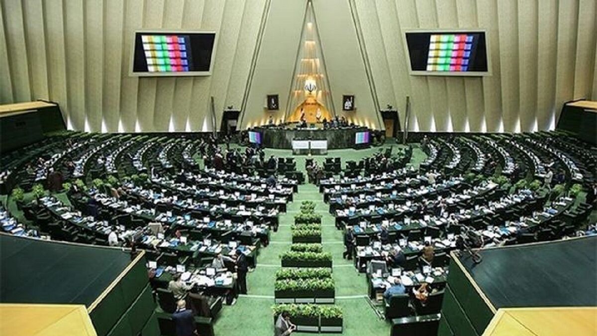 تبلیغات نمایندگان برای خودشان در داخل مجلس!/ عکس