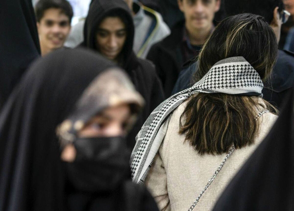 ارسال پیامک تذکر حجاب در تهران آغاز شد/ عکس