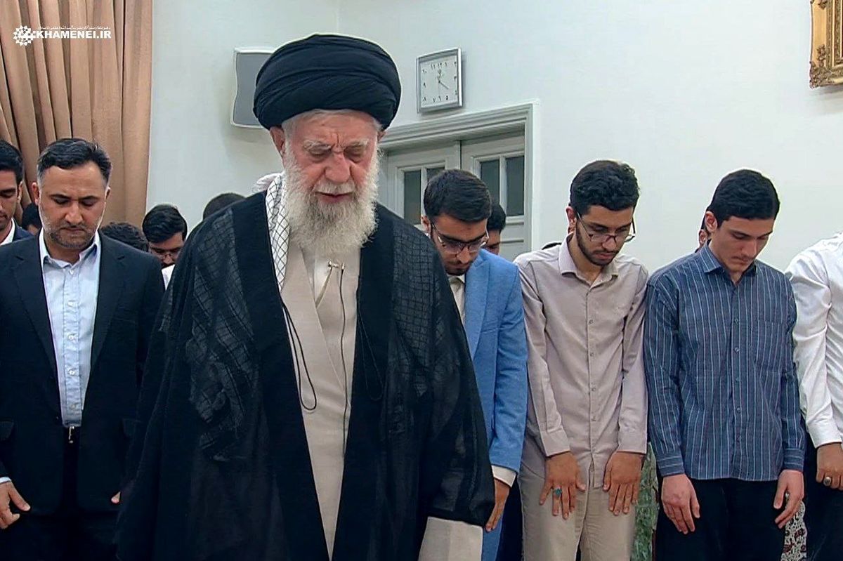 مدال آوران علمی ایران به امامت رهبر انقلاب نماز ظهر را اقامه کردند/ ویدئو

