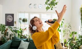 چرا آواز خواندن برای سلامتی شما مفید است؟

