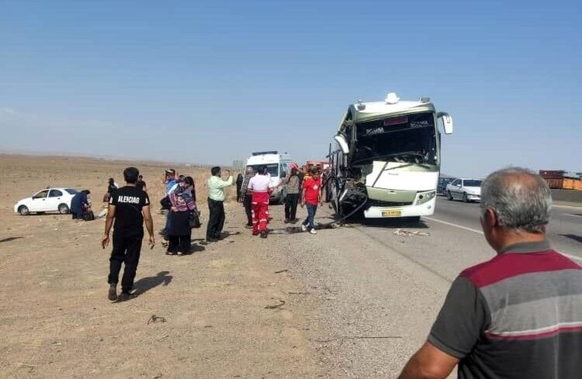 برخورد اتوبوس زائران کربلا با تریلر در آزاد راه ساوه-تهران، ۴۲ مصدوم برجای گذاشت

