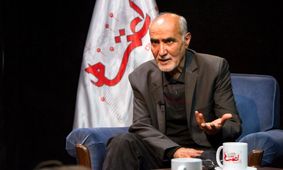 روایت جالب منوچهر محمدی از درخواست سفیر ایران برای عکس گرفتن با یک جایزه سینمایی: گفتم بی‌جا کرده است