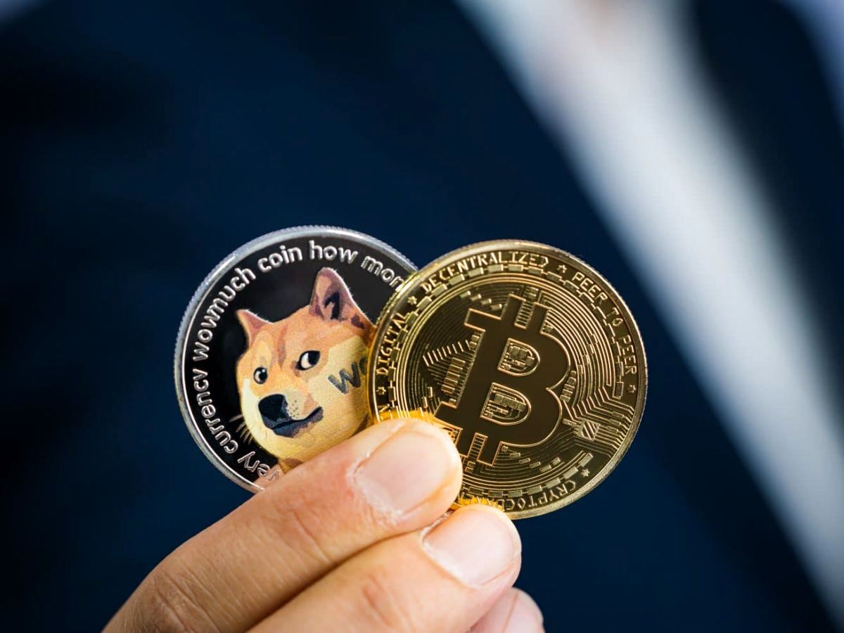 بیت کوین در مقابل دوج کوین: کدام یک را انتخاب کنم؟
