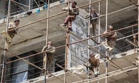 نجات معجزه آسای یک کارگر ساختمانی پس از سقوط از ارتفاع