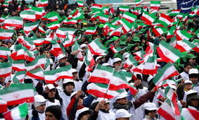 خوانندگی مجری زن در جشن ۲۲ بهمن شهرستان فلاورجان!/ ویدئو