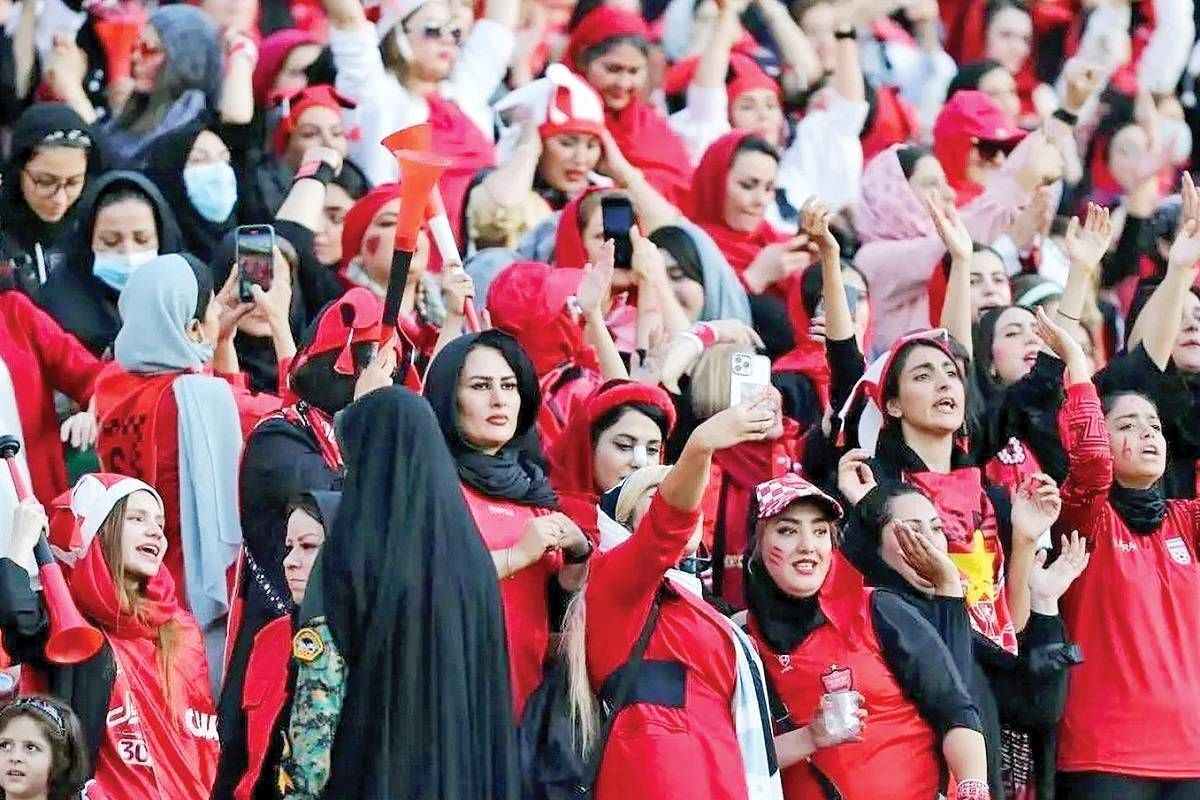خانم‌ها پوشش فاطمی، آقایان در هیئت مایکل جکسون!/ در نقد جریانی که دوباره علیه حضور زنان در ورزشگاه‌ها برخاسته است