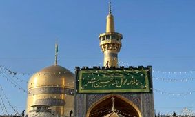 نصب کتیبه‌های ولادت امام حسین علیه السلام در حرم مطهر امام هشتم/ ویدئو 