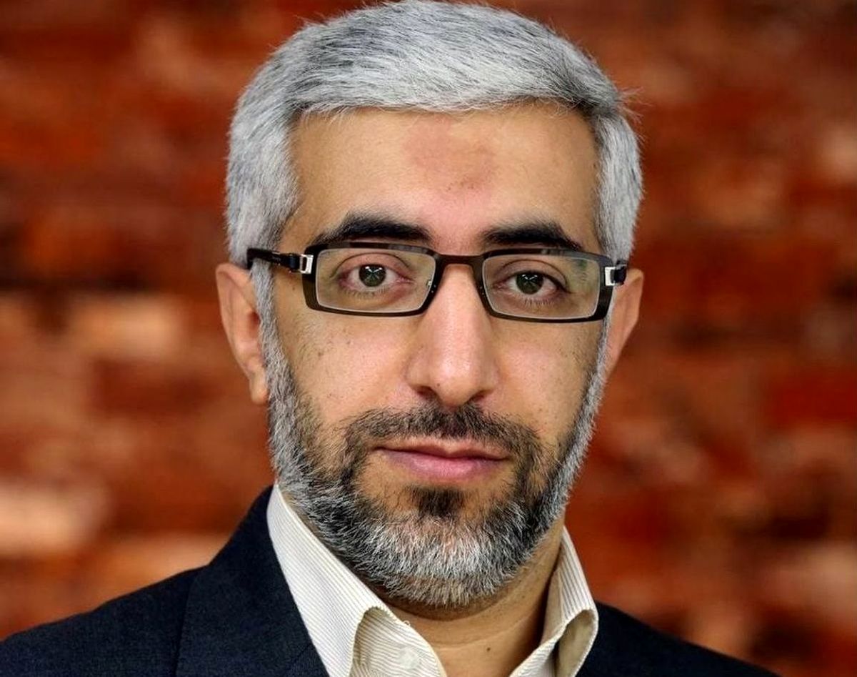 کنایه مهاجرانی به زمین افتادن «طشت رسوایی» وام عشقی

