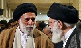  سفر به تاریخ؛ «سید هادی خامنه‌ای، برادر رهبر انقلاب» در کنار «دختران نینجا»؛ سال 1401/ عکس

