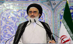 امام جمعه قم: ارتباطات نامشروع دختر و پسر قربانیان زیادی می گیرد/ مراقب حیله‌های دشمن باشید