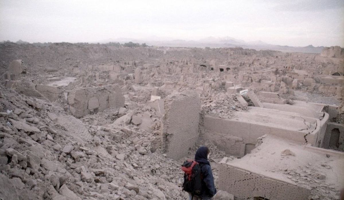 زلزله بم، دو دهه بعد: ۳۰درصد جمعیت ایران در بناهای ناایمن زندگی می‌کنند/ هشدار استاد زلزله‌شناسی: انبوه‌سازی ارزان ریسک تازه شهرهای ایران