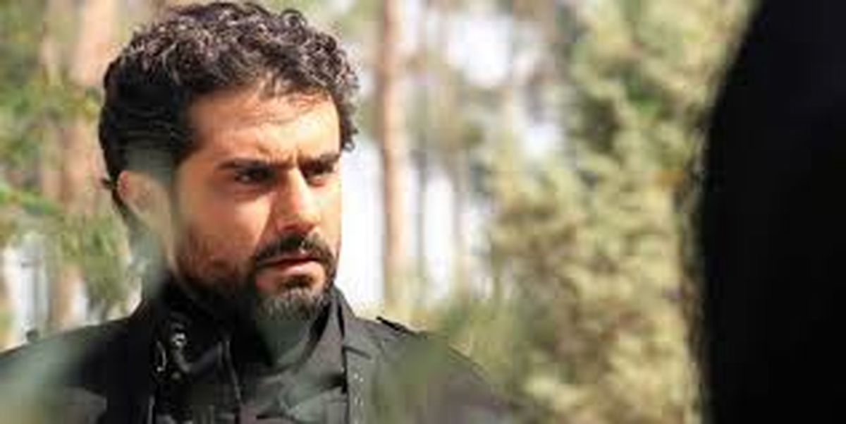 سفر در زمان؛ تیپ و چهرۀ متفاوت «محمد سریال گاندو» در یک تئاتر؛ سال 95 