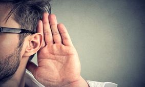 اگر در شلوغی صدای دوستتان را نمی‌شنوید، مستعد زوال عقل هستید!

