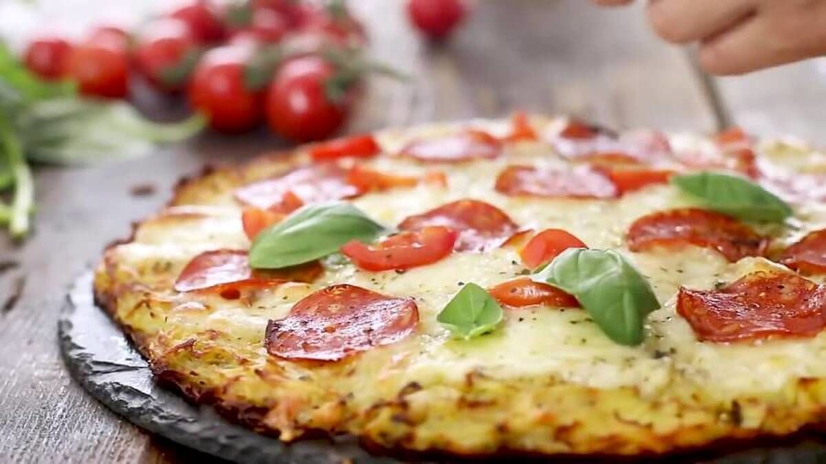 طرز تهیه پیتزای خانگی و سالم بدون خمیر، پنیر و فر گاز 