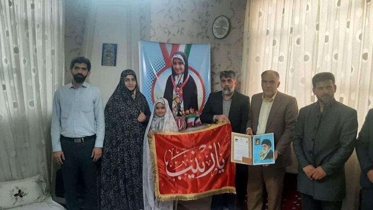 تجلیل سازمان بسیج ورزشکاران از دختر  ۸ ساله شطرنج باز قهرمان آسیا/ او با حجاب چادر در مسابقات حضور پیدا کرده بود

