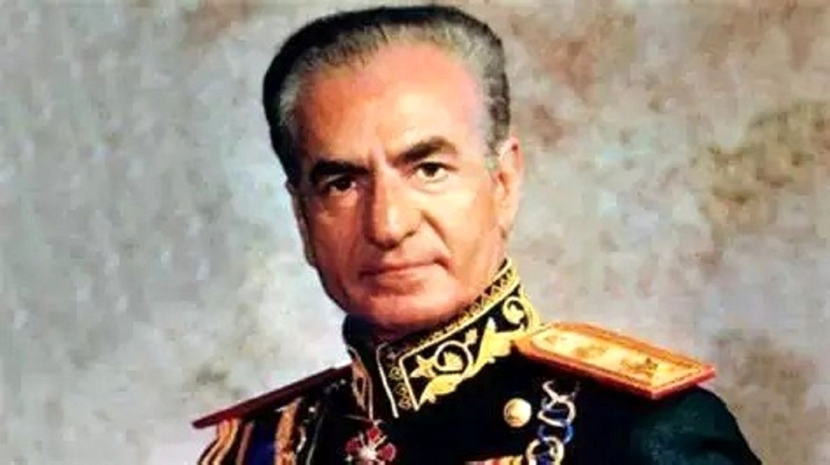 محمدرضاشاه در حال زیارت حجرالاسود ۱۳۴۷ خورشیدی/ عکس